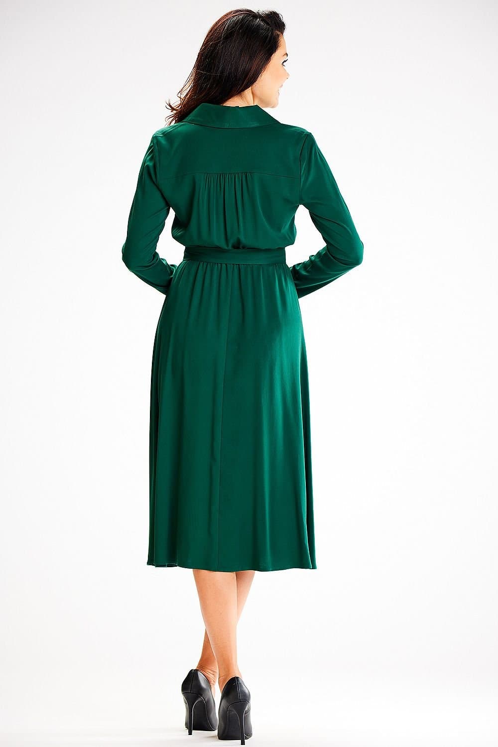 Robe midi verte avec manches longues et ceinture, idéale pour cocktail ou soirée chic, silhouette trapèze, style élégant.