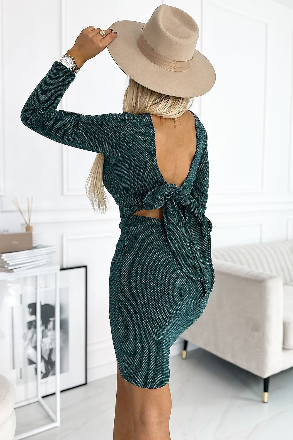 Robe moulante verte à manches longues et décolleté dos, style chic pour cocktail ou soirée, longueur midi.