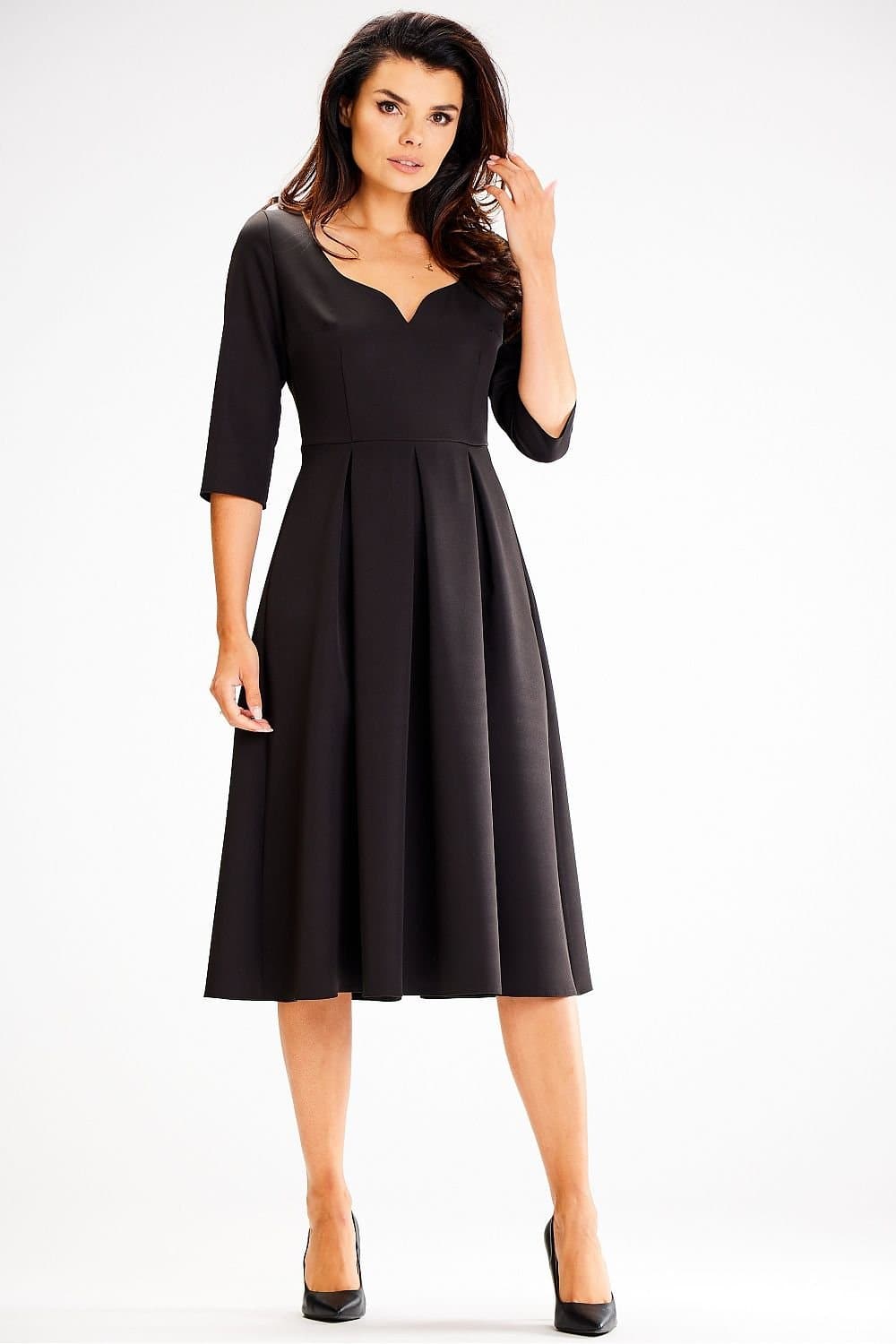 Robe noire chic midi idéale pour cocktail ou soirée, avec manches trois-quarts et décolleté élégant, silhouette trapèze.
