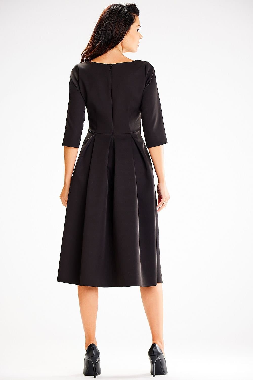 Robe noire chic mi-longue pour soirée, style élégant avec manches trois-quarts et silhouette trapèze.