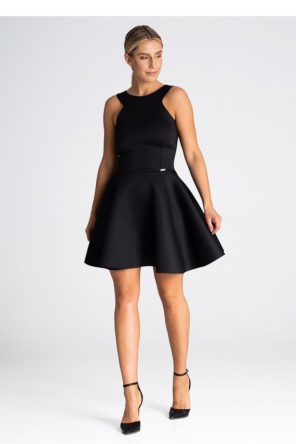 Robe noire courte évasée sans manches, style chic et simple, idéale pour soirée ou cocktail, silhouette trapèze.