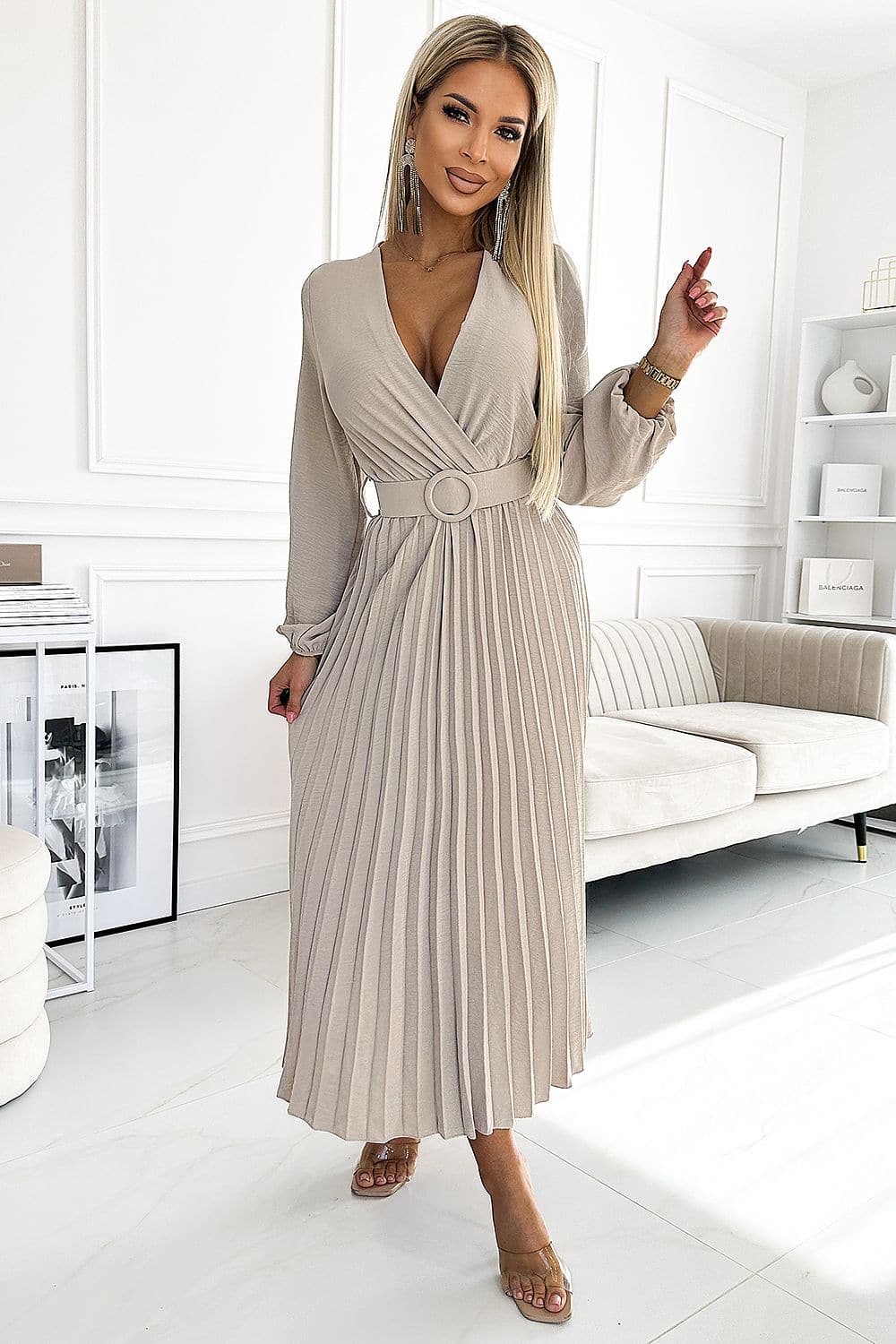 Robe beige plissée midi à manches longues et décolleté, idéale pour un cocktail ou une soirée chic.