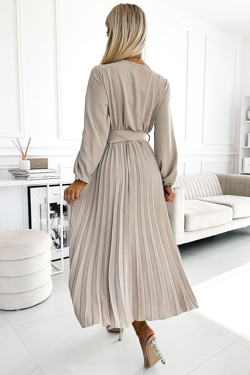 Robe plissée beige midi avec ceinture pour cocktail, manches longues et silhouette élégante, idéale pour tenue chic et sobre.