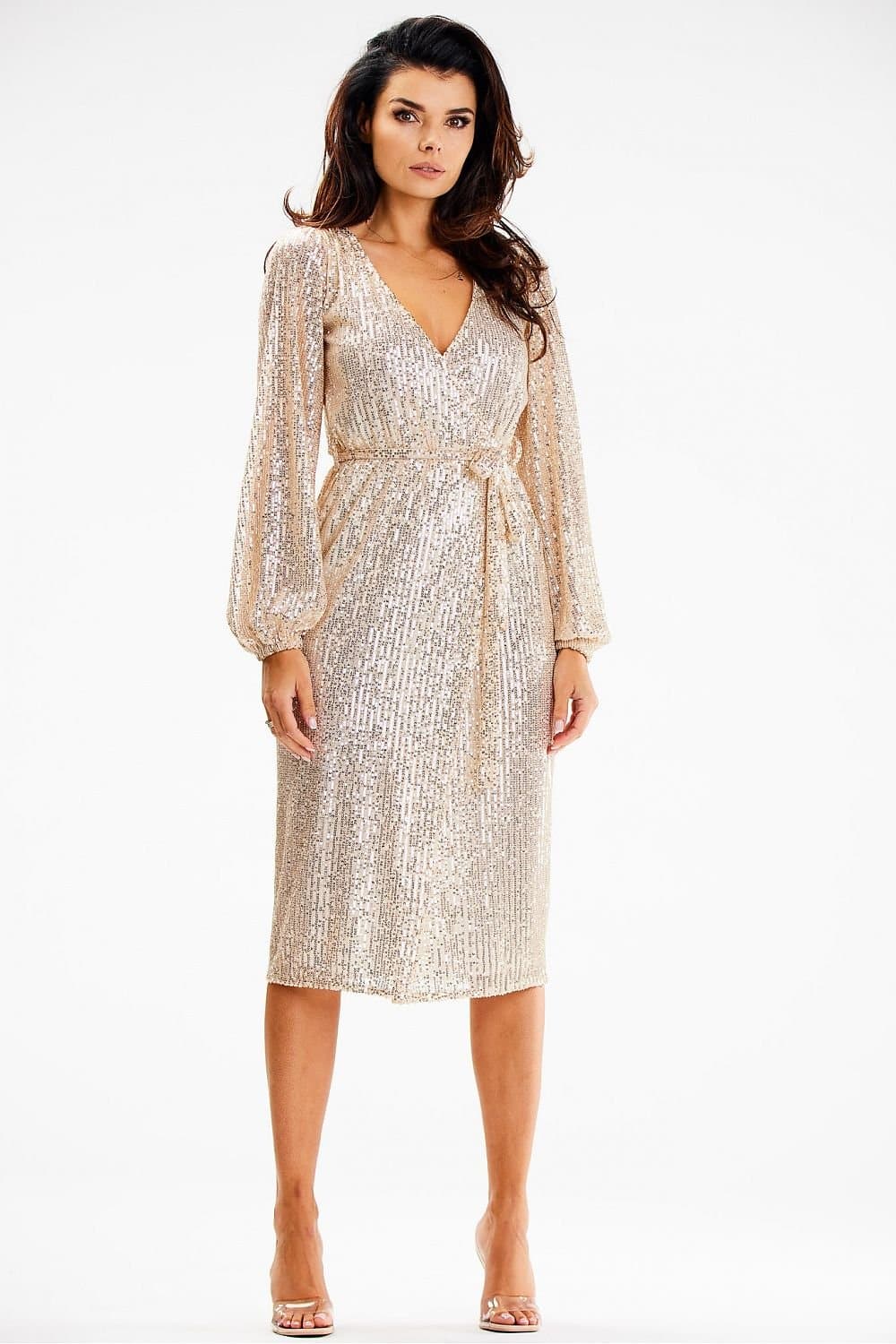 Robe de soirée dorée à paillettes, style chic et glamour, manches longues, longueur midi, idéale pour cocktail ou gala.