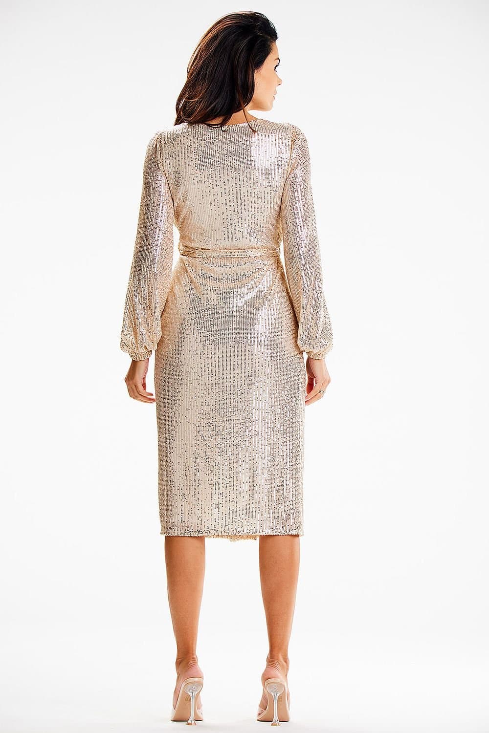 Robe de soirée paillettes dorée midi à manches longues et silhouette droite pour gala ou nouvel an, élégante et scintillante.