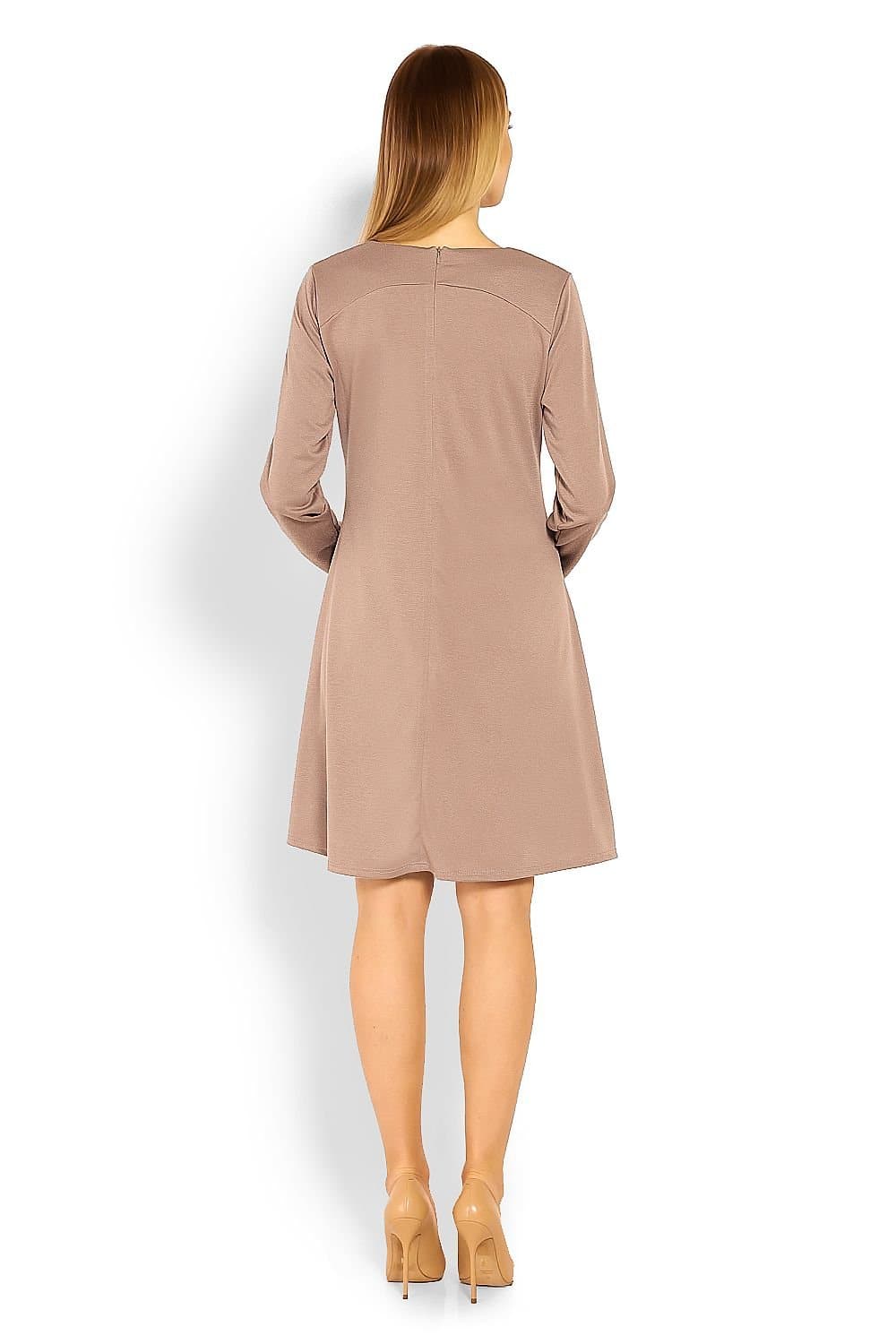 Robe de grossesse chic mi-longue beige à manches longues pour femme enceinte, idéale pour cocktail ou évènement décontracté.