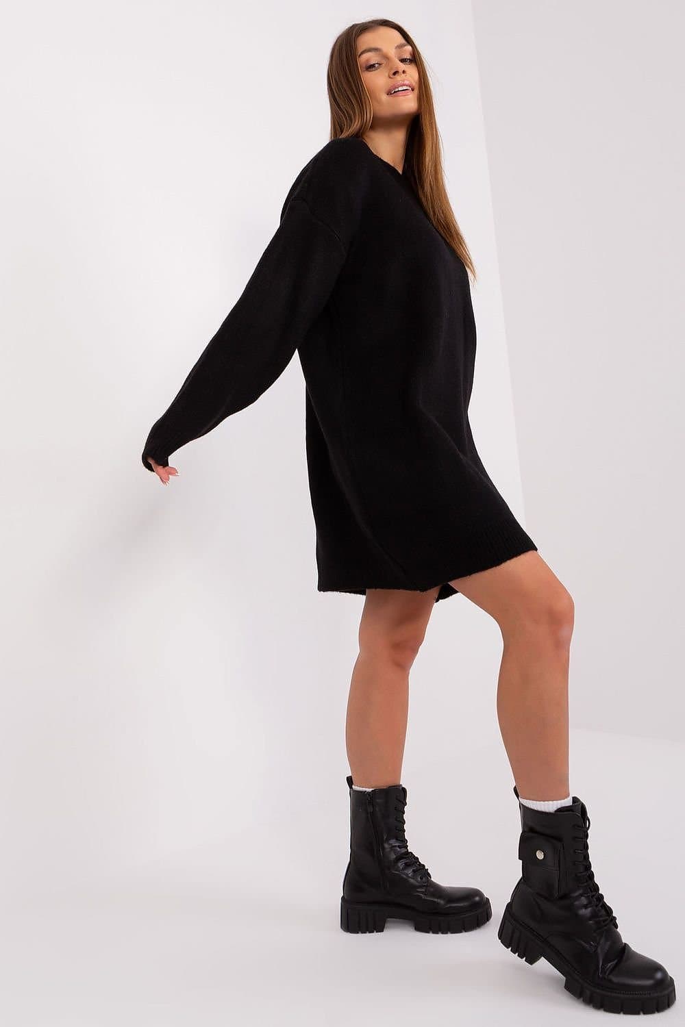 Robe pull oversize noire à manches longues, idéale pour un style décontracté quotidien ou une soirée simple, en maille douce et confortable.