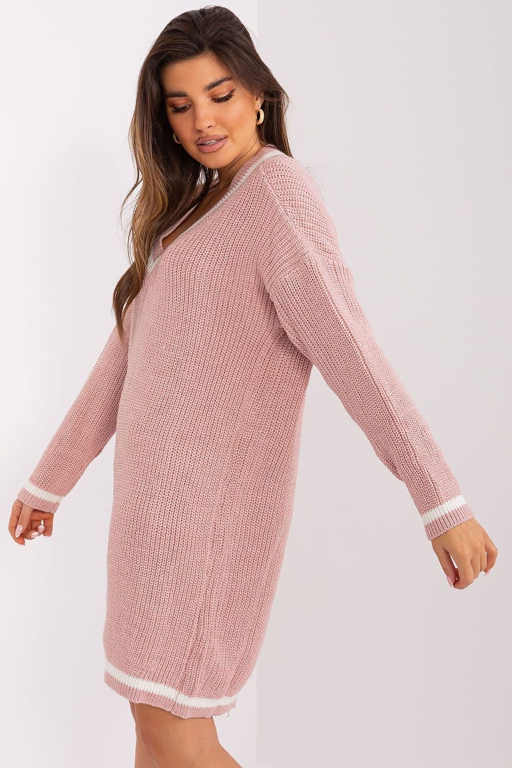 Robe pull rose poudré casual midi avec manches longues pour un look confortable et tendance.