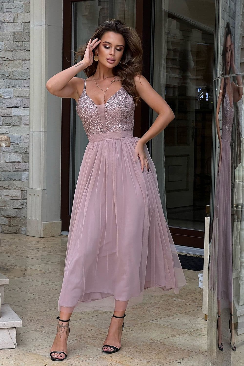 Robe rose poudrée demoiselle d'honneur chic avec dentelle et jupe fluide mi-longue pour mariage.