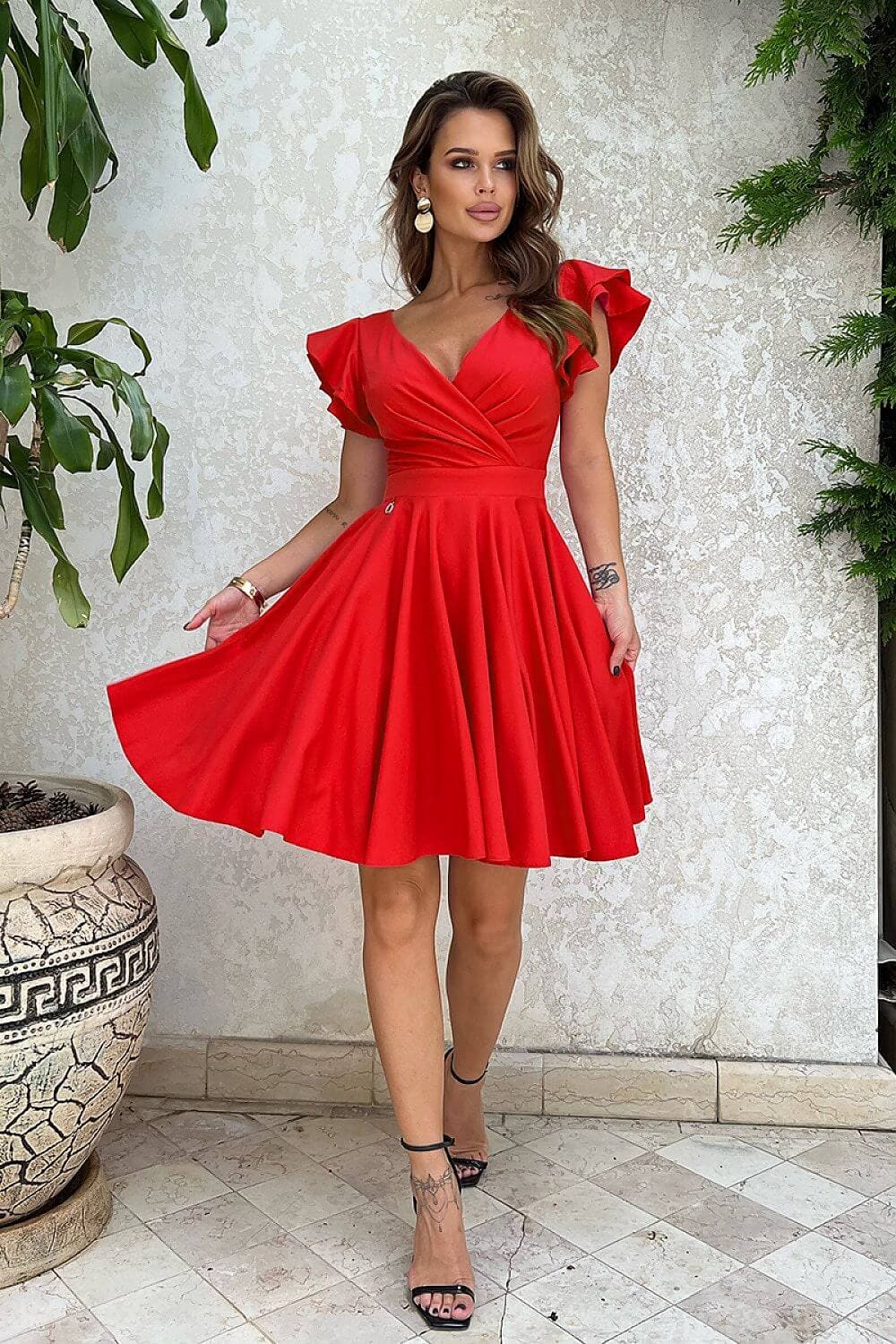 Robe rouge courte pour soirée, style chic avec manches courtes et silouhette évasée, idéale pour cocktail ou événement festif.