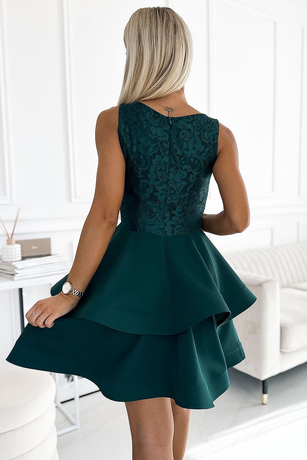 Robe verte bouteille dentelle sans manches et courte pour cocktail ou soirée, silhouette trapèze.