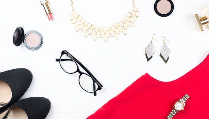 accessoires bijoux lunettes maquillage avec robe rouge