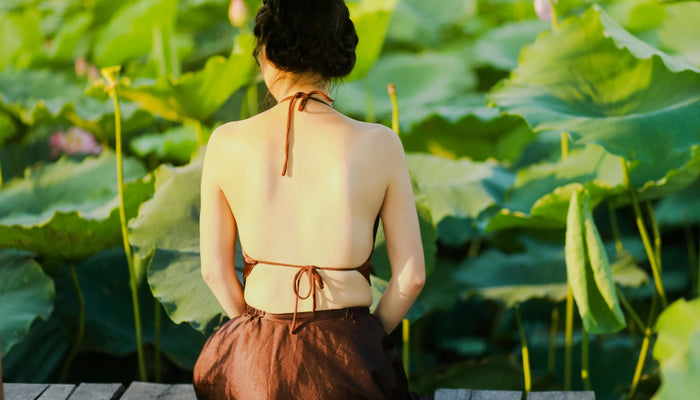 femme qui a attaché une robe dos nu