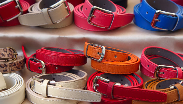 ceintures de différentes couleurs pour robe rouge