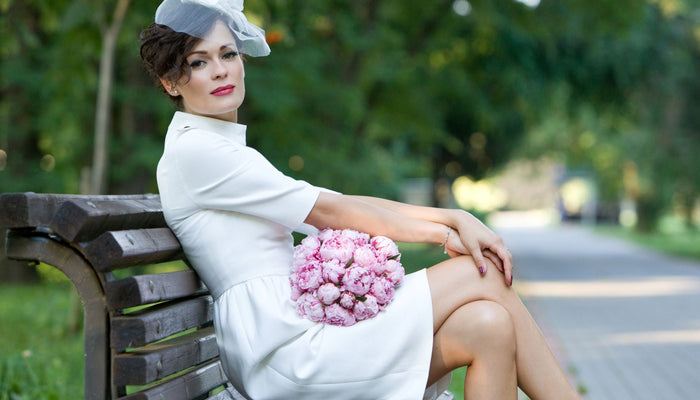 femme en robe fourreau blanche 