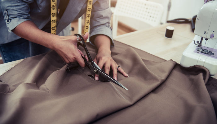 femme qui coupe une robe
