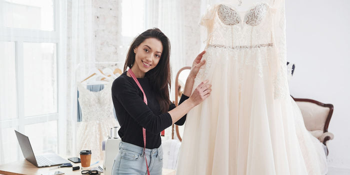 femme qui customise une robe blanche