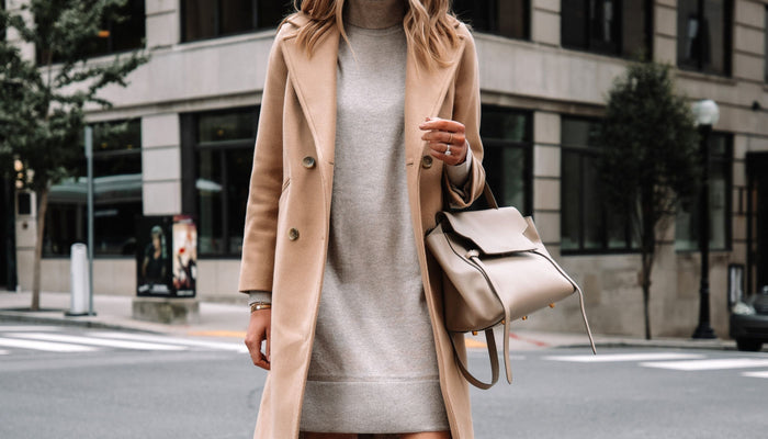 femme en robe pull avec manteau
