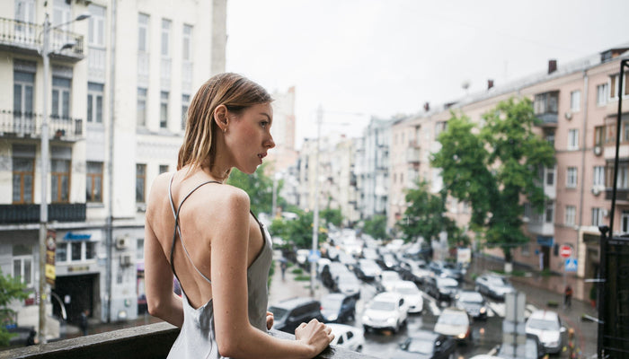 femme avec robe dos nu nouer