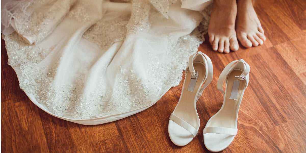 chaussures et robe blanche en dentelle 
