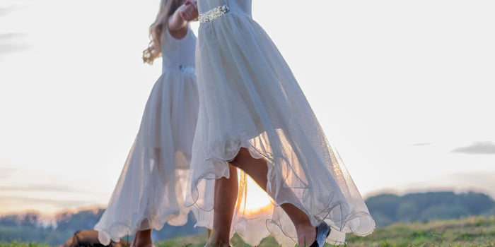 deux femmes en robe blanche transparente