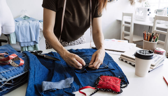 femme qui cout une robe courte pour pantalon