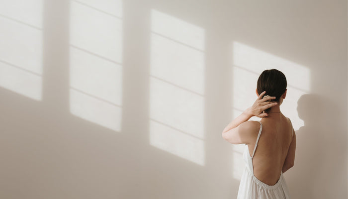 femme en robe dos nu blanche