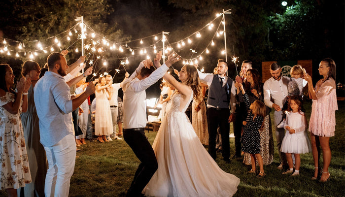 Robe Courte à un Mariage : Code Vestimentaire et Styles