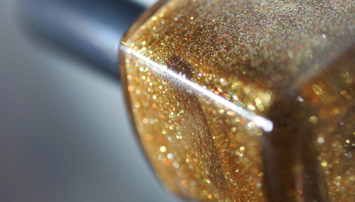 vernis pour robe dorée