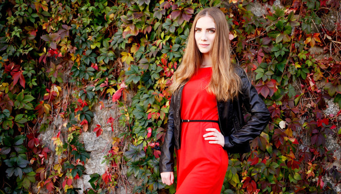 femme en veste noir avec une robe rouge