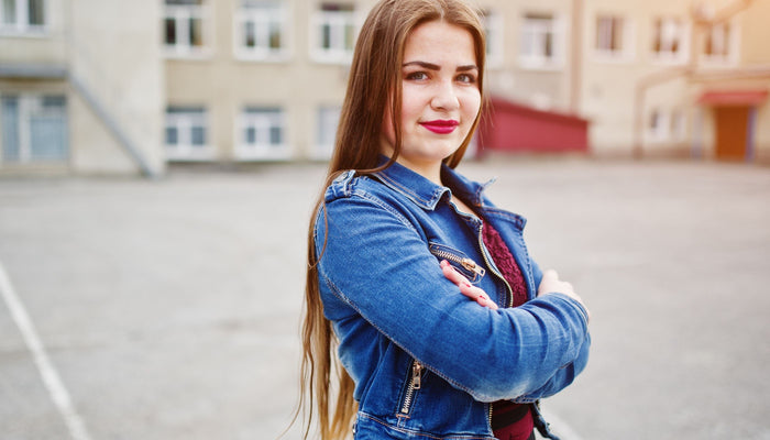 femme en veste avec robe midi bordeaux
