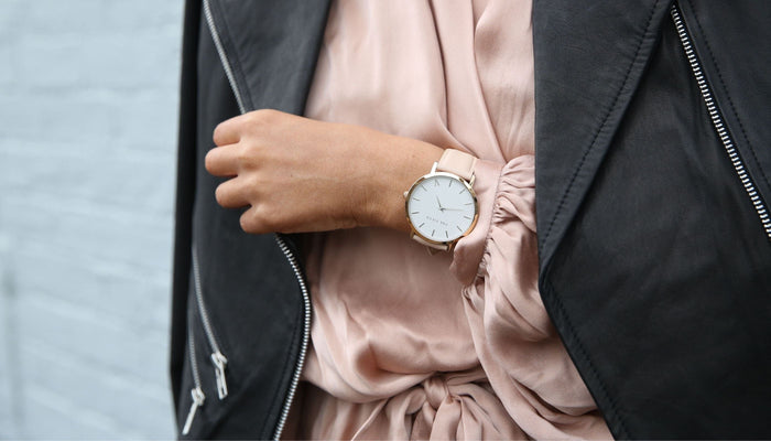 veste avec une robe de soirée rose poudre