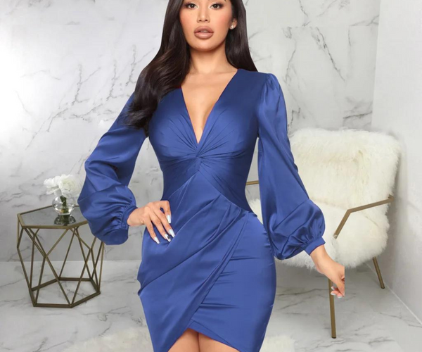 Robe élégante en cuir à manches longues et col en V avec lacets