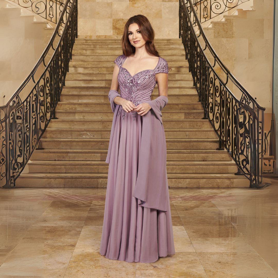 Mère de la mariée portant une robe longue violette