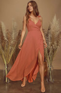 Robe terracotta fendue au style chic