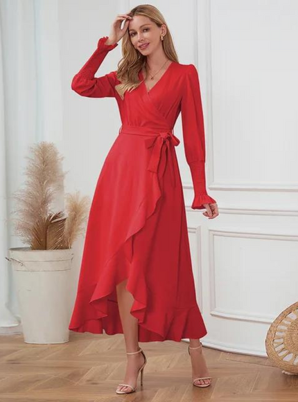 Femme en robe portefeuille rouge