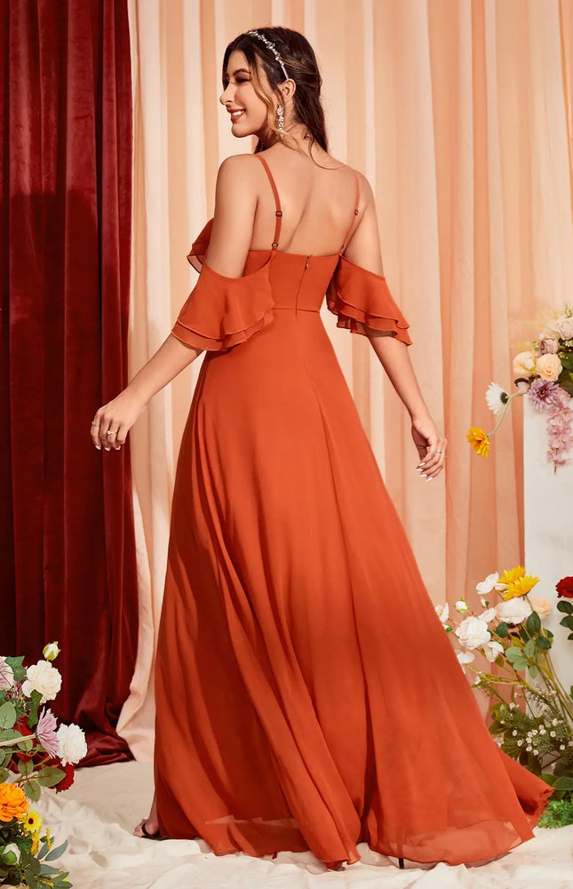 Robe demoiselle d'honneur longue terracotta à épaules dénudées pour mariage élégant.