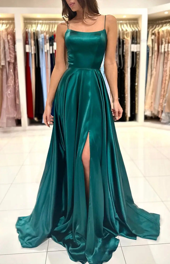 Robe invitée de mariage vert émeraude élégante, longue avec fente et sans manches, idéale pour soirée chic.