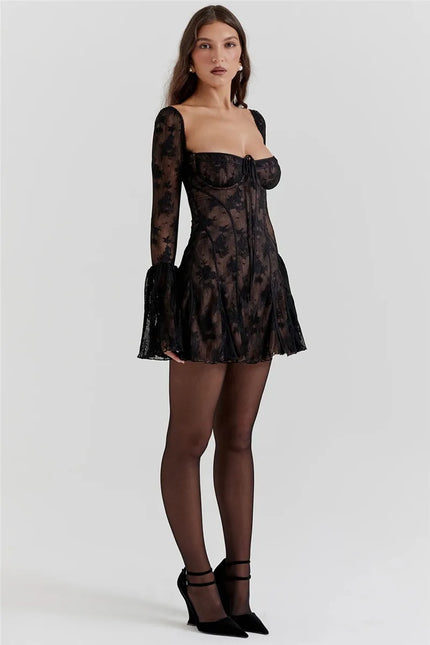 Robe courte en dentelle noire, style soirée chic avec manches longues et silhouette moulante, idéale pour cocktail ou événement.