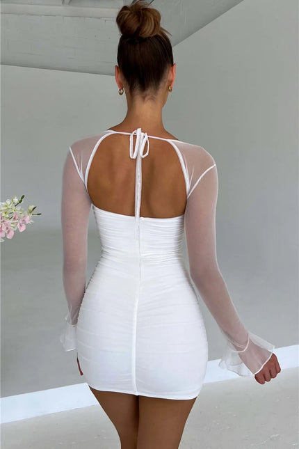 Robe blanche courte chic avec manches longues transparentes pour soirée ou cocktail.