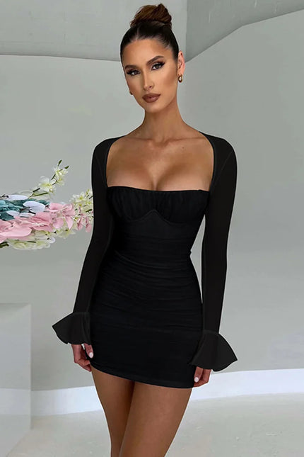 Robe noire courte chic avec manches longues transparentes pour soirée cocktail, élégante et sexy.