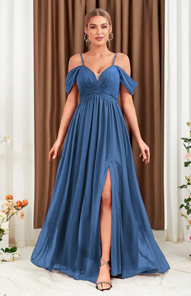 Robe de soirée bleue longue avec décolleté en cœur, épaules dénudées et fente élégante pour gala ou mariage.