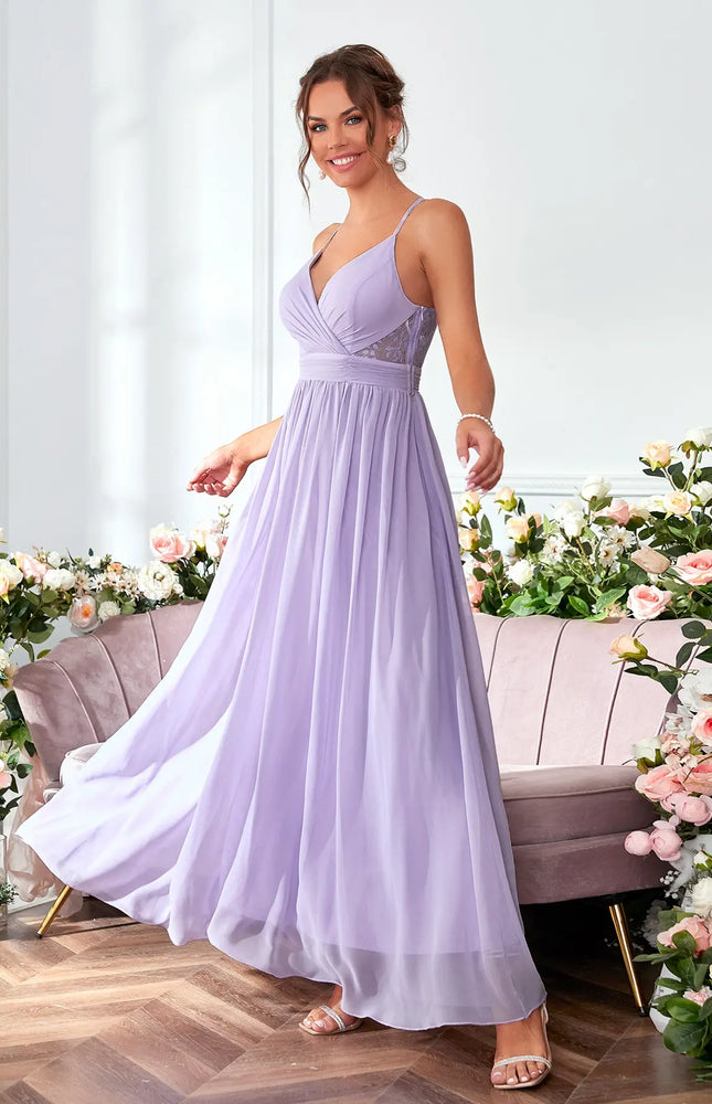 Robe demoiselle d'honneur mauve lilas longue, style bohème chic, sans manches, épaules dénudées, jupe fluide et décolleté en V.