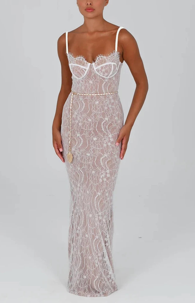 Robe longue en dentelle noire soirée chic moulante avec manches fines pour gala ou cocktail.