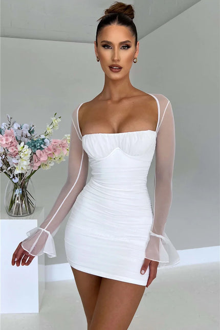 Robe blanche courte chic avec manches longues transparentes pour cocktail ou soirée.