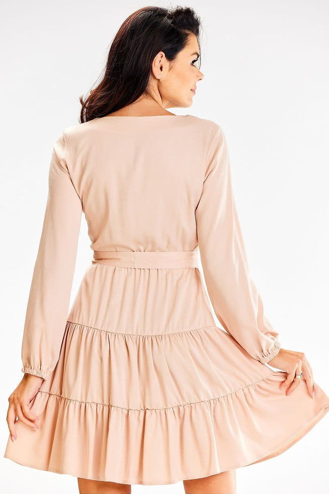 Robe champêtre beige midi à manches longues et jupe évasée pour un look bohème chic et décontracté, idéale pour une sortie ou un événement décontracté.