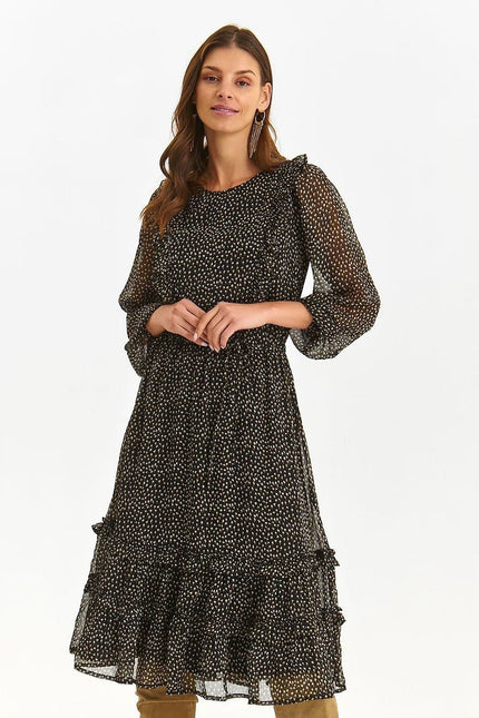 Robe soirée dorée midi avec manches longues, élégante pour cocktail ou événement chic, silhouette trapèze, en tissu scintillant.