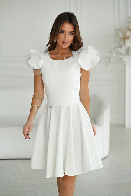 Robe cocktail blanche courte avec manches courtes et silouette trapèze pour soirée chic et élégante.