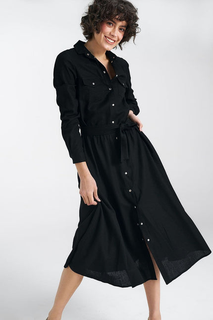 Robe chemise noire midi casual avec manches longues et ceinture pour un look quotidien et confortable.