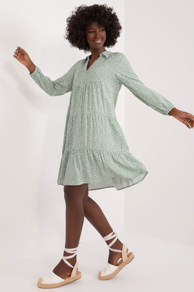 Robe bohème verte courte à manches longues idéale pour une soirée chic ou un événement décontracté, parfaite pour toute saison.